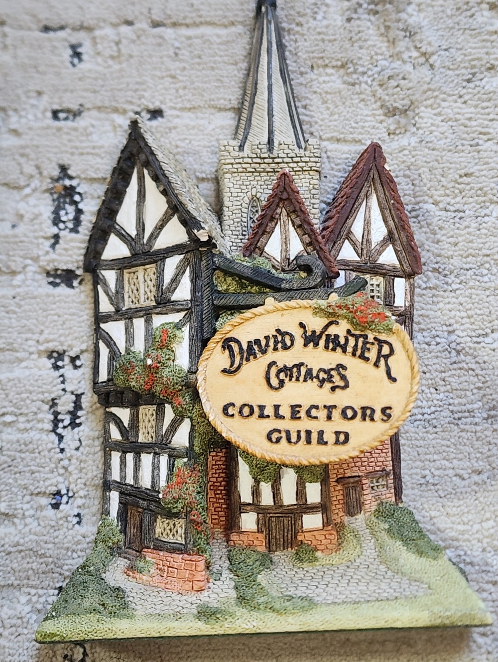 David Winter Cottages Collectors Guild Wall Plaque Figurine "Village Scene"